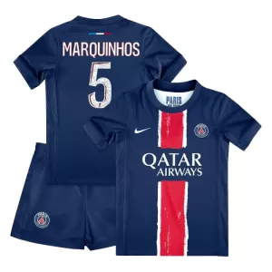 Kit De Football Paris Saint-Germain Marquinhos 5 Enfant Domicile 24/25 Kit De Football Paris Saint-Germain Marquinhos 5 Enfant Domicile 24/25