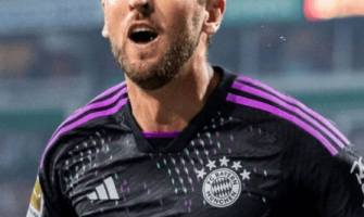 Kane remporte le Soulier d'Or européen pour la première fois de sa carrière Kane remporte le Soulier d'Or européen pour la première fois de sa carrière