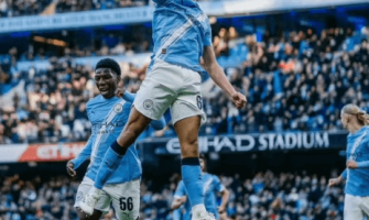 Le maillot de Manchester City témoin d'une victoire historique 10-1